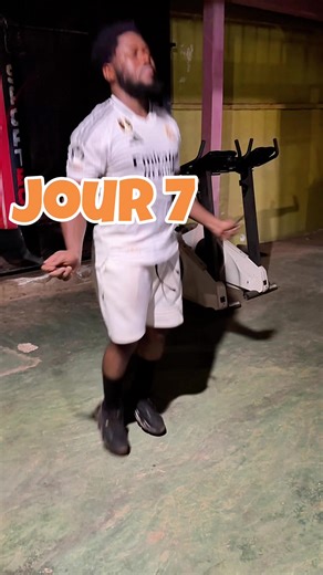 Jour 7… Les courbatures sont là, mais la motivation aussi. Aujourd’hui, j’ai ajouté de nouveaux exercices pour choquer un peu les muscles. Toujours avec les haltères, mais avec des variantes qui tapent plus profond. Petit à petit, je commence à sentir mon corps s’adapter. Ce n’est que le début, mais je suis déjà plus fort qu’hier.