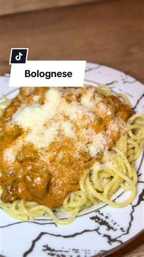 Receta 🍝❤️ • Ziejme shpagetat me krip dhe vaj • Pergatisim mishin e bluar me veget, biber i kuq & i zi • Shtojme salce bolognese • Pak holla & nje gote uje • E leme te zihet salca Gati jane shpagetat bolognese❣️ #receta #bolognese #shqip #easyrecipe #fy