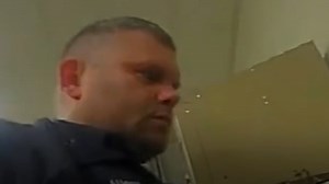 An officer entered the police station in a suspicious condition, and one of his friends approached to help him. However, that was when he realized that the agent was under the influence of alcohol, and he had no choice but to put him behind bars. | Positive