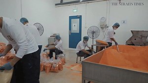 You know that delicious sugar that goes with putu mayam, kueh and steamed cakes? Watch how Singapore's only sugar manufacturer Cheng Yew Heng Candy Factory Pte Ltd makes red jaggery sugar. #madeinsingapore | The Straits Times Food
