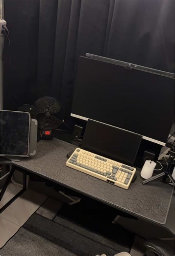 Ergonomic Computer Table Setup for Gaming