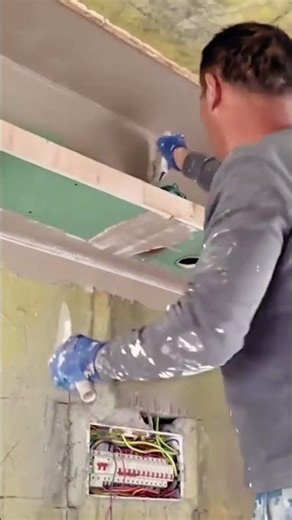 Technique for smoothing plaster on the ceiling using a manual cafe tool
