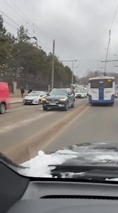 ‼️Accident pe strada Constantin Stere din capitală. În zonă s-au format ambuteiaje mari. Cablul de energie electrică a fost rupt, iar troleibuzele nu pot circula. | Liber TV