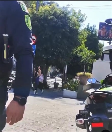"Doble Moral en el Tránsito: Cuando las Reglas Son Solo para los Ciudadanos" "Cuando un ciudadano comete una infracción, la policía no duda en caer con todo el peso de la ley, sin importar las excusas. Pero cuando se trata de ellos, las reglas se desmoronan. Suben sus motos a la banqueta, entran en sentido contrario, y al cuestionarlos, la respuesta es un simple 'se me olvidó el reglamento'. Es una doble moral que no solo incomoda, sino que también indigna, dejando claro que la justicia se tuerc
