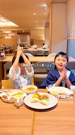 お腹も心も大満足！ 食べ放題がすごいホテルへ。 鴨川シーワールドから徒歩6分のここ、絶景オーシャンビューの露天風呂や庭園に癒される露天風呂が最高。 食事は海の幸を中心に豊富なメニューが食べ放題！ まぐろやおでんに、金目鯛、ぜんぶ美味しくて食欲が満たされる。キッズメニューや離乳食もあって、こどももたくさん食べてくれたよ♪ そして夜食には夜鳴き担々麺の無料サービスも！ こどもが寝た後に美味しくいただきました。 朝のビュッフェもまた違ったメニューが美味しくて、手作りできるサンドイッチを作るのも楽しかった。 小さなこどもがいても安心な畳スペース付きの和洋室は、広くてとっても快適な滞在ができたよ。 ぜひ鴨川シーワールドと一緒に訪れてみてね♪ 亀の井ホテル 鴨川 📍〒296-0043 千葉県鴨川市西町１１３７ •••••••••••••••••••••••••••••••• #PR #亀の井ホテル #亀の井ホテル鴨川 #kamenoihotel_kamogawa #鴨川 #房総 #子連れ旅行 #千葉旅行 #TikTokGO #travelwithagoda