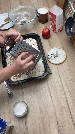 TIP: Strouhaný koláč s tvarohem a jablky RECEPT: https://www.videokucharka.cz/recept/strouhany-kolac-s-tvarohem-a-jablky | Videokucharka.cz