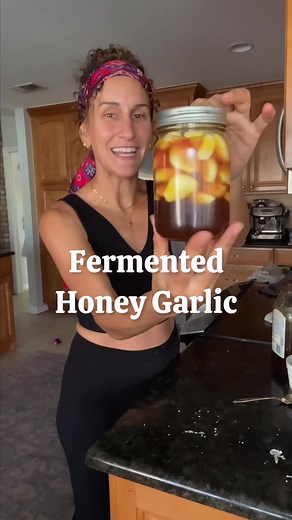 Recipe is below! Fermented garlic honey is nutritional powerhouse, especially for the cold & flu season! It’s simple to make and has a really impressive shelf life. 𝕗𝕖𝕣𝕞𝕖𝕟𝕥𝕖𝕕 𝕘𝕒𝕣𝕝𝕚𝕔 𝕙𝕠𝕟𝕖𝕪 ☼ Grab a clean glass jar with a secure lid. I used a good ole mason jar ☼ Fill it up 3/4 with peeled garlic (smash each clove with the side of a knife & the skin will peel right off) ☼ Cover garlic completely with raw honey. If needed, turn jar upside down to make sure everything is coated. 