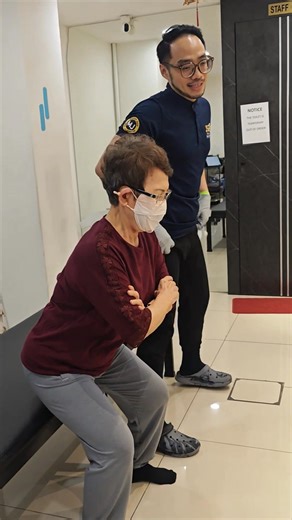 爸妈在家，也能练强腿！🏋🏾‍♀️🏋🏻‍♂️ 0 器材深蹲微量训练， 动作慢一点、稳一点， 腿力变强，走路更轻松❤️😁 Parents can stay strong at home! Here’s a simple zero equipment mini squat exercise. Slow, steady, and safe Stronger legs, easier walking ❤️🏃🏻‍♂️ #爸妈健康 #居家运动 #JSP_Wellness #HealthyAging #HomeWorkout | Master Leon JSP Wellness