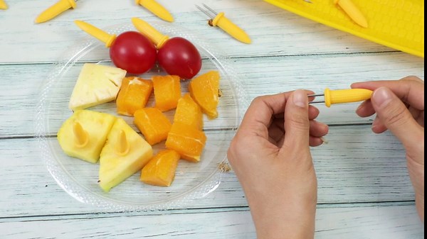 Aodaer Plastic Corn Trays Corn Cob Holders and Dish Set with Corn Butter Spreaders Corn on the Cob Skewers Corn Dish Corn Holders Service Tray BBQ Tools Cob Dinnerware Set