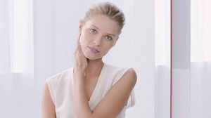 Your beauty is in your hands! Check out the Clarins #beautyschool: our unique application methods will make your skincare work better. Watch the full tutorial here: http://bit.ly/HowtoApply_HydraEssentiel | Clarins