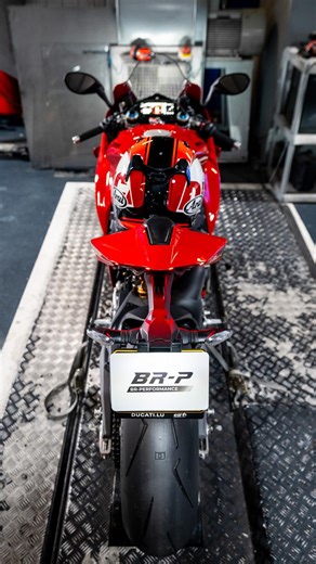 BR-Performance on Instagram: "Ducati Panigale 1100 V4S 2025 ❤️‍🔥 Admirez chaque détail de cette élégante V4S à la ligne affûtée et au moteur redoutable. Sous la lumière, chaque détail prend vie : le regard perçant des phares, la finesse des courbes, la signature Panigale sur l’écran. 👀 L’excellence italienne, entre puissance et précision. 🔥 Désormais encore plus performante grâce à sa reprogrammation sur-mesure signée BR-Performance. Envie d’un gain de puissance ? Contactez-nous pour reprogra