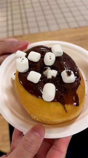 Sprinkles? ✅ Frosting? ✅ Your inner donut artist? Activated 🤩 DIY Donut Decorating happening NOW in Garvey Commons 🍩 Event runs until 2pm or while supplies last, so donut walk…run to glaze the day away 😆 #huskiesdining #stcloudstate #diy #donuts