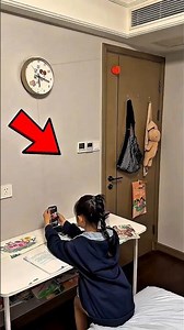 La fille a une astuce secrète pour cacher son téléphone