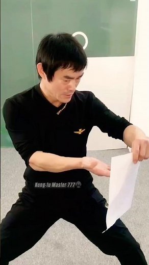Bruce Lee's punching paper technique to increase punch speed 🤯 #punching #boxing #speed #shorts