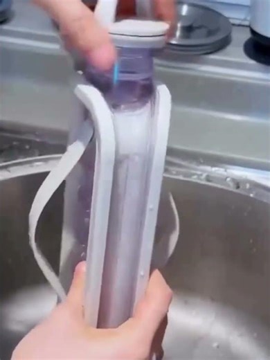 A round ice cube maker,very simple to use,just fill it with water &place it in the freezer overnight