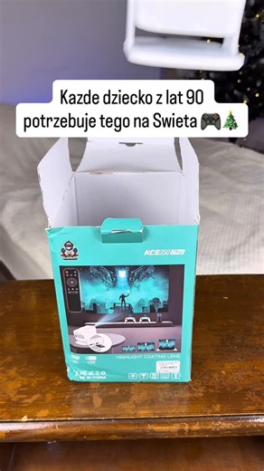 Bricklaska on Instagram: "Mega vánoční tip na dárek!!! 🎄🎁 10 000 her předinstalovaných 🎮 2 ovladače v balení 🕹️🕹️ Hraj hry a sleduj filmy na velké obrazovce 📺✨"