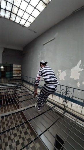 Prison break, parkour version! 😳