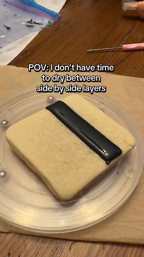 When you don’t have time to let your icing layers fully dry… piping to the rescue! One of my favorite time-saving tricks: If you’re working with two flood colors side by side and you don’t want that blended, wet-on-wet look, simply pipe a thin line of piping-consistency icing between the sections first. That little barrier sets just enough to keep your colors clean, crisp, and separated even if you have to move fast. Perfect for those busy baking days when every minute counts! Pro tip: Keep your