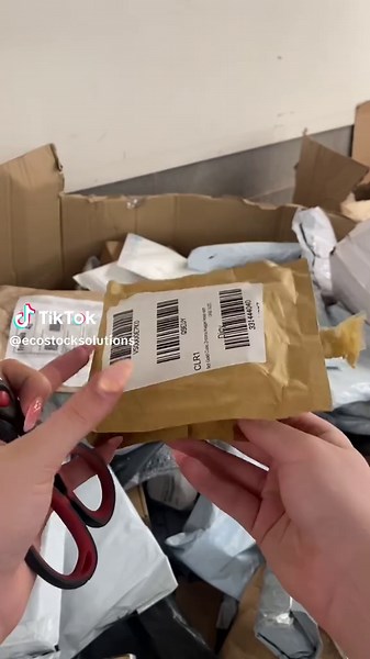 let’s open this parcel! 👀 #unclaimed #returns #returnspallet #delivery