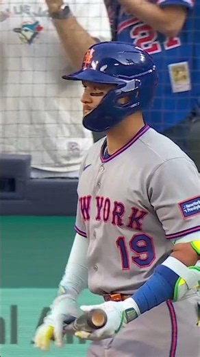 Bo Bichette receives a standing ovation from Blue Jays fans in his return to Rogers Centre 👏