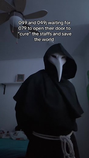 SCP-049 y SCP-049j esperando a SCP-079
