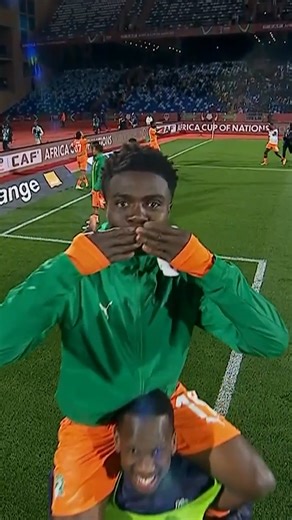 A friend who lifts you to the camera is a friend indeed. 😉🇨🇮 #TotalEnergiesAFCON2025 | #WeCelebrateDifferent | TotalEnergies Africa Cup of Nations