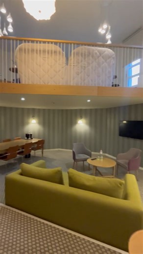 🇷🇸 Jump Inn Apartman - luksuz u svom najboljem izdanju ✨ Prostor na dva nivoa pruža savršen spoj udobnosti i stila. 🛋️ Donji deo: velika sofa i poslovni sto - idealno za sastanke ili opuštanje. Gornja galerija: spavaća soba sa fantastičnim pogledom na reku Savu, unikatno dizajnirano uzglavlje kreveta i viseće noćne lampe za posebnu atmosferu. 🌅 ✨ Rani check-in od 11h / kasni check-out do 15h (u zavisnosti od raspoloživosti) ✨ Welcome set-up i espresso aparat dopunjavan tokom boravka ✨ Borava
