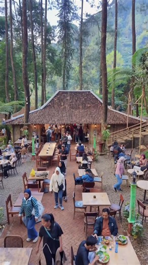 Jauh-jauh dari jakarta karena penasaran sama pasar yang buka nya di tengah hutan. #pasarmistis #puncakbogor #restotradisional