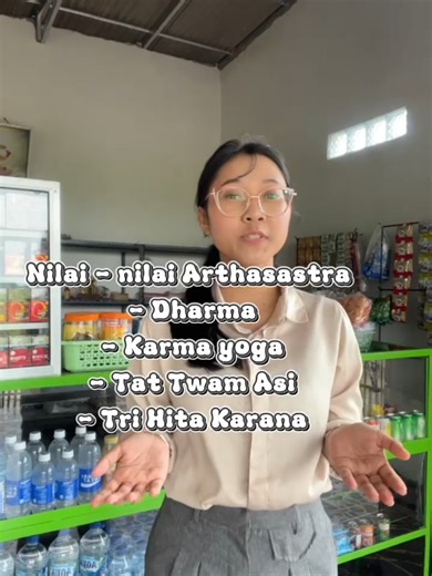 “Om Swastyastu 🙏 Halo semuanya! Perkenalkan, nama saya Sayu Ketut Vilda Anjani, mahasiswa Semester 1. Pada video ini, saya akan menjelaskan materi mata kuliah Dasar-Dasar Manajemen, yaitu Analisis SWOT dan POACE, yang dikaitkan dengan prinsip-prinsip Hindu. Pertama, Analisis SWOT. SWOT terdiri dari Strength, Weakness, Opportunity, dan Threat yang digunakan untuk melihat kondisi suatu organisasi atau usaha. Dalam perspektif Hindu, analisis SWOT mengajarkan kita untuk mengenal diri dan lingkungan