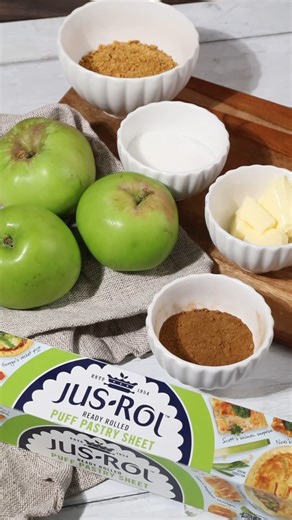 Summertime sweetness in every bite. 🍏🍰✨ Our mini apple pie cheesecakes are the perfect treat to satisfy your summer cravings! Indulge in the heavenly combination of creamy cheesecake swirled with luscious apple pie filling, all nestled in a buttery, golden crust. These delightful mini desserts are bursting with flavours that capture the essence of the season. Get ready to enjoy a slice of summer with Jus Rol! 🌞🍎 Find the link to the recipe on our website: https://www.jusrol.co.uk/pastry-reci