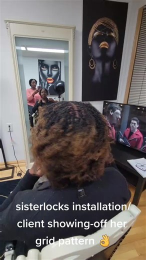 Client showing-off her sisterlocks grid pattern 😊. #sisterlocksjourney#sisterlocksjourney #microlocsjourney #sisterlocksmontreal #sisterlockslaval