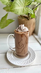 Milkshake chocolat banane 🍌🍫 المقادير لـ 300 مل حبة موز 🍌 8 مكعبات الثلج كأس حليب ملعقة كبيرة شكلاطة الطلي ____________ @le_coin_de_chiraz | Lecoin de Chiraz