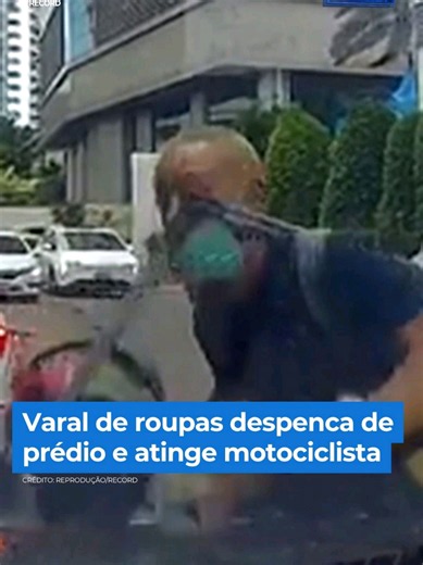 Um varal de roupas despencou de um prédio e atingiu um mototaxista e o passageiro que passavam pela rua, na Tailândia. Os dois perderam o equilíbrio, bateram em dois carros e ficaram feridos. O dono do varal assumiu a responsabilidade pelos danos causados pelo acidente. #BalançoGeralSP 👉 Veja a reportagem completa no #BalançoGeralSP em R7.com/balancogeral