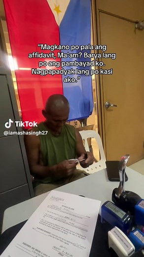 POV: Pumunta si Tatay sa opisina para magpagawa ng Affidavit of Loss. Sabi niya, lahat daw ng IDs niya nawala. Tinanong ko, “Bakit po nawala?” “Nanakawan ako, neng. Galing akong probinsya kasi kukuha sana ako ng pang-tuition ng anak ko.” “Magkano po ang dala n'yong pera?” “Mga ₱13,000. Pagbaba ko ng bus, siksikan. Nilaslas pala ang bulsa ko. Pagtingin ko, wala na ang wallet ko.” Napabuntong-hininga na lang ako. Sayang ang pera, lalo na't para sa pag-aaral ng anak niya. “Tay, paano po ang tuition