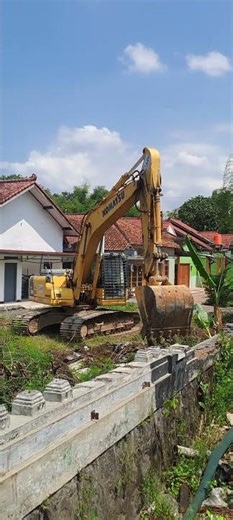 Komatsu Excavator PC200