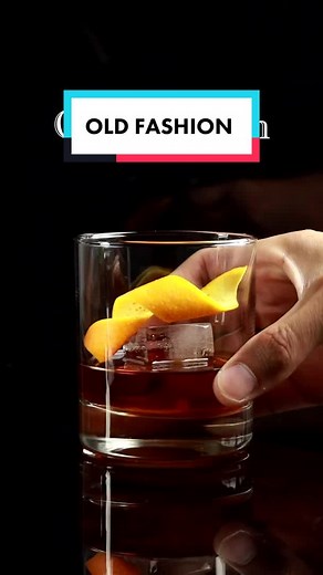 Old Fashion 🥃🍊 One of the more classics and iconic cocktails. I recommend try this version with other’s aged spirits. #whisky #oldfashion #cocktailchannel #cocktails #bar #drink #bartender #whiskey #oldfashioned