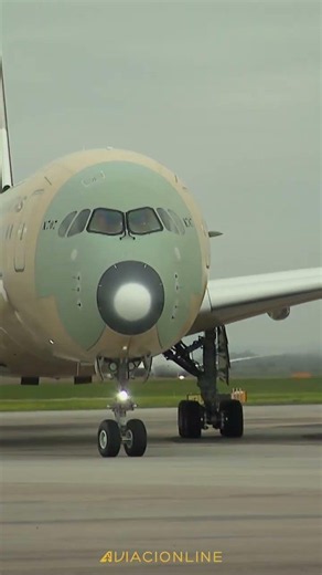 El avión que volará 22 horas sin escalas tocó suelo australiano por primera vez