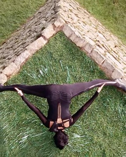 "The Razor Grass Escape Scene - Æon Flux (2005) | Sci-Fi Survival Perfection! 🔥✂️"#film #movie