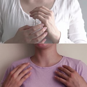 Il tapping, noto anche come EFT (Emotional Freedom Technique), è una potente tecnica di guarigione olistica che ha dimostrato di risolvere efficacemente una serie di problemi. Si basa sui principi combinati dell'antica agopuntura cinese e della psicologia moderna. La tecnica di base del Tapping richiede che tu ti concentri su un'emozione negativa a portata di mano: una paura, una preoccupazione, un brutto ricordo, un problema irrisolto o qualsiasi cosa ti infastidisca, picchiettando 5-7 volte su