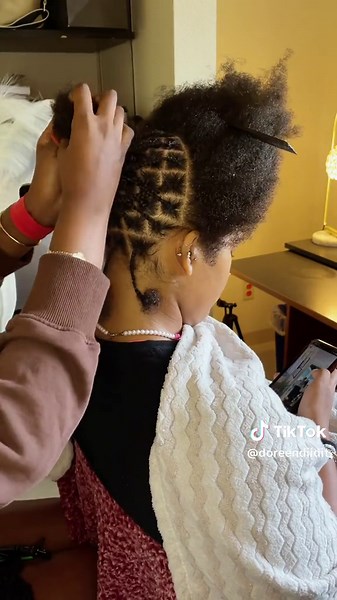 work with me while I do knotless faux locs on my beautiful client ! #unt #knotless #longknotless #beginnerbraider #softlocs #knotlesslocs #dallasbraider #fauxlocstutorial #workwithme #teenbraider