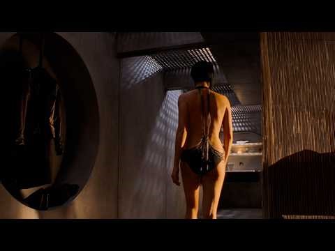 Æon Flux (2005) - Æon is summoned into communication with the Handler | RetroMovies
