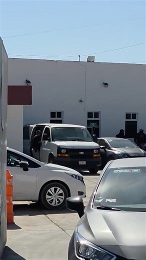 #TulaDeAllende | Trasciende lista de personas aseguradas tras operativo en Cruz Azul, fueron trasladados PGJEH Personas aseguradas durante el operativo en la planta cementera La Cruz Azul fueron trasladadas a Pachuca, donde permanecen en espera de su ingreso formal a la Procuraduría General de Justicia del Estado de Hidalgo (PGJEH). La Fiscalía General de Justicia del Estado de México detuvo a habitantes de Ciudad Cooperativa Cruz Azul que mantenían guardias en la planta, quienes fueron puestos