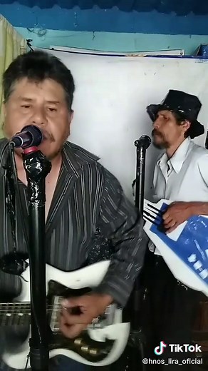 Live Performance of 90s Hits by Hnos Lira Neza