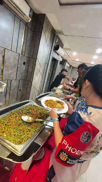 Menutup hari dengan santapan yang nikmat di Hotel My Home x Kenzo Pontianak. Di meja makan ini, rasa syukur terasa sederhana—cukup dengan makanan enak dan suasana yang menenangkan. see you next year guyss!!!