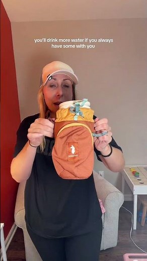 This todo water bottle sling by Cotopaxi is so convenient