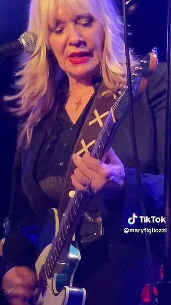 Nancy Wilson's Iconic Guitar Performance on Stage