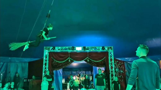 In Dippach sind gut 160 Mädchen und Jungen der Grundschulen Berka/Werra und Dippach und sechs Kinder der Kita Berka Akteure im 1. Ostdeutschen Projektcircus Andre Sperlich Feuer und Flamme.🎪 Die Generalprobe nach zwei Trainingstagen bot einen Vorgeschmack auf drei Vorstellungen. Die Eltern kostet die Teilnahme ihrer Kinder an dieser abenteuerlichen Herausforderung nichts. Das vom Landkreis und der Stadt Werra-Suhl-Tal materiell unterstützte Projekt auf dem Preh-Parkplatz wird über die Schulkass