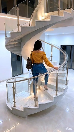 Ces genres d'escalier peut tout changer en décor intérieur. #congokinshasa #foryoupage #construction #staircase #1000millionviews