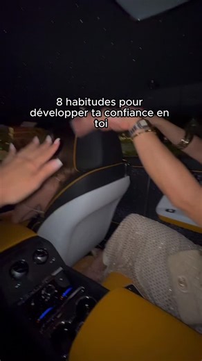 1. Envoie un message vocal à une connaissance : Parle de ton week-end ou d’un sujet aléatoire sans trop réfléchir, sans préparer. Appuie sur “envoyer”. 2. Demande l’heure à un inconnu : Même si tu la connais déjà. C’est un exercice simple pour casser la peur du regard des autres. 3. Filme-toi en train de parler d’un sujet que tu aimes : Pas pour plaire mais pour t’habituer à te voir, à t’entendre, à t’assumer pleinement. 4. Va seule à un cours ou un événement : Dis simplement bonjour à quelqu’un