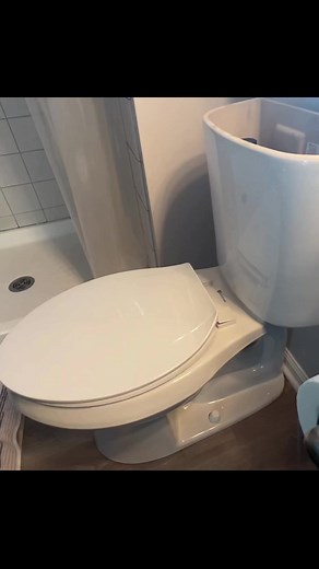Replacing a toilets WAX RING #plumbing #plumber #plumbinglife #plumberlife #toilet #waxring #toiletrepair #reels #diy #asmr #howto | Theconservativeplumber